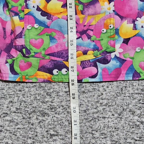 Cottonality Tie-Dye Frog & Heart Scrub Top | Fun Print | Estimated XL - Picture 5 of 8